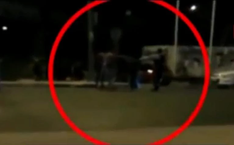 Βίντεο ντοκουμέντο: Η στιγμή της άγριας επίθεσης Ρομά σε αστυνομικούς στην Πειραιώς! Πυροβολισμοί και ξύλο!
